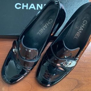 CHANEL Patent healed loafer